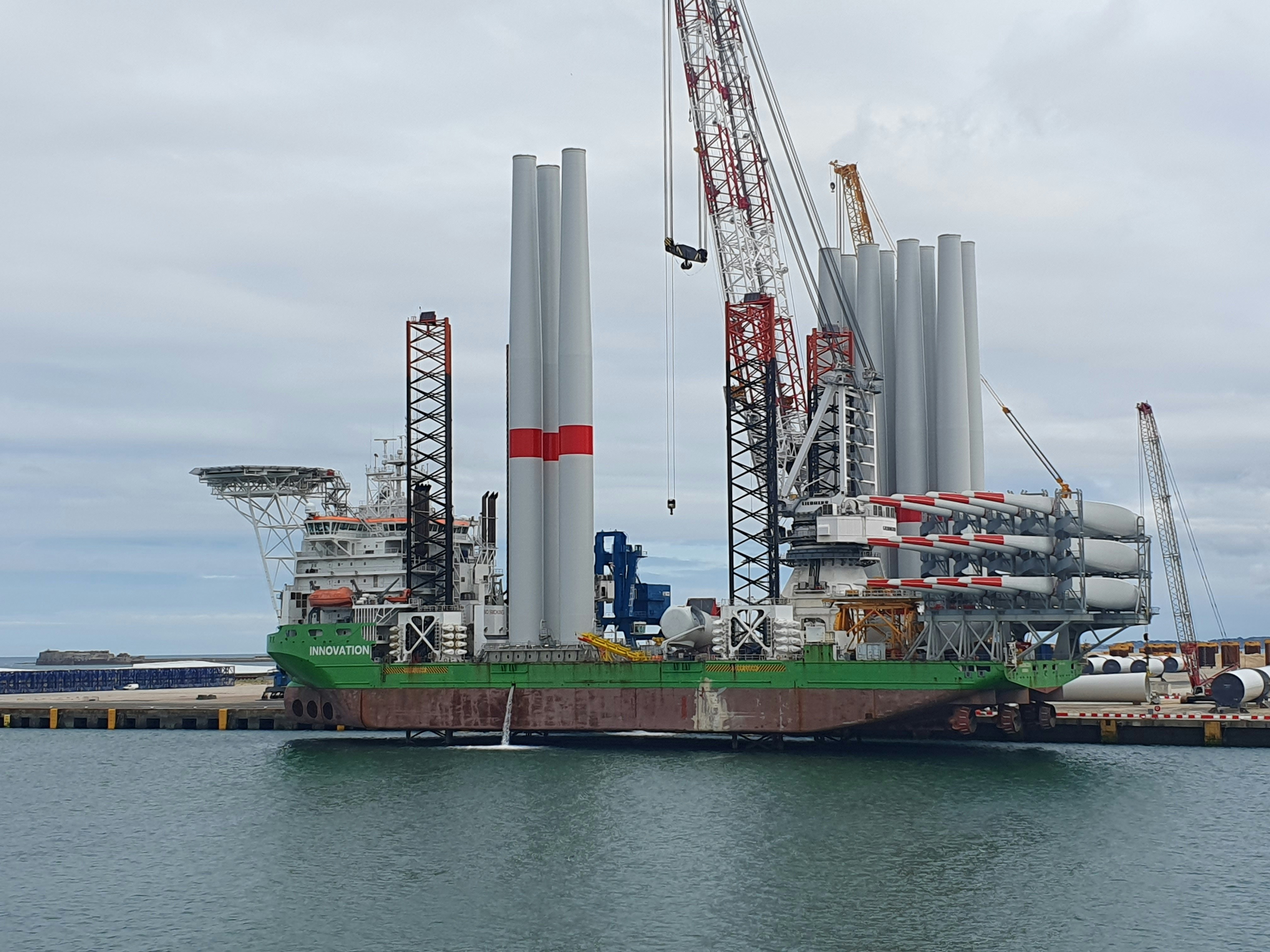 wind turbine installation boat